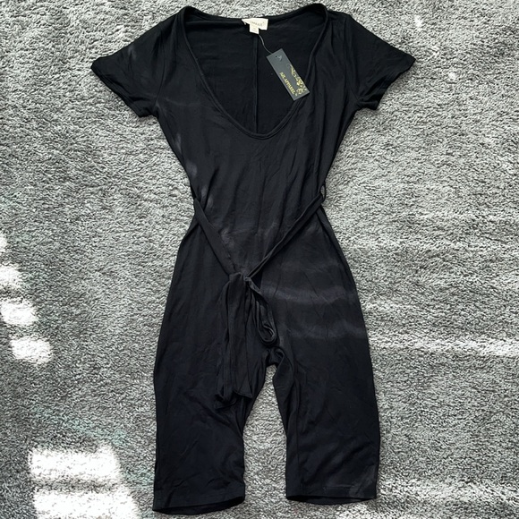 Black deep v neck romper - Picture 3 of 3